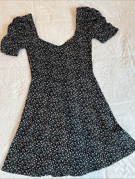 H&M Dresses & Skirts - Like new H&M Black Floral V-Neck Mini Dress with Puff Sleeves